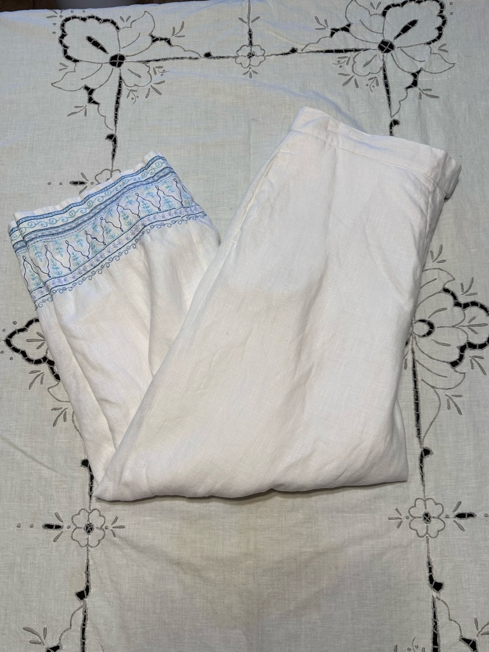 White linen embroidered linen lined capri pants